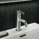 Waschtischarmatur aus Edelstahl mit einem modernen, klaren Design. Sie ist in einer weißen Umgebung über einem Waschbecken von Ideal Standard montiert.
